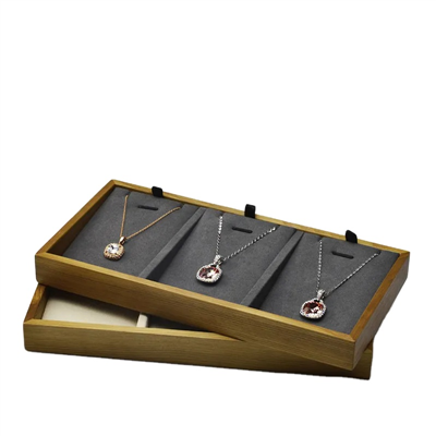 An bwa gri bijou ekspozisyon plato